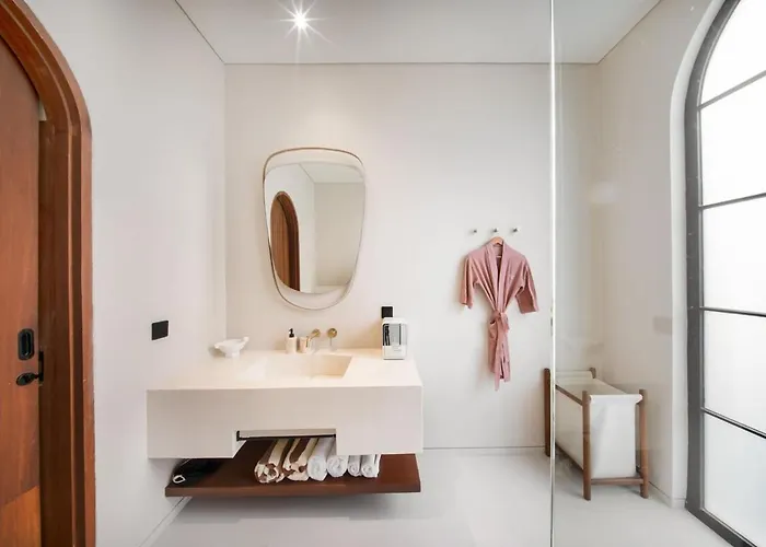 Villa Parisian New 2br Luxury 8mins Walk To