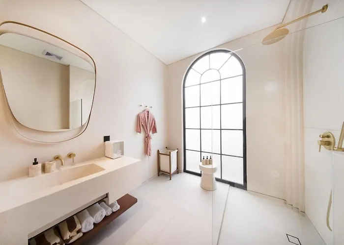 Parisian New 2br Luxury 8mins Walk To Villa *