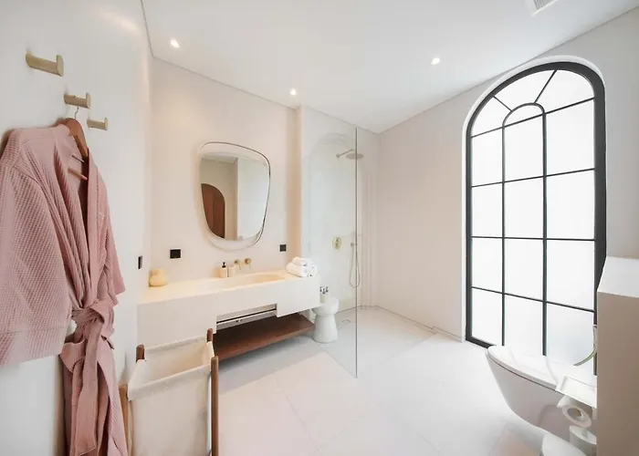 Parisian New 2br Luxury 8mins Walk To