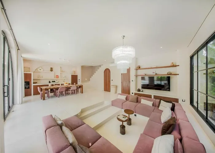 Parisian New 2br Luxury 8mins Walk To *
