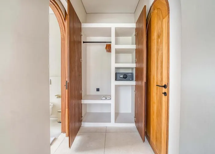 Parisian New 2br Luxury 8mins Walk To *
