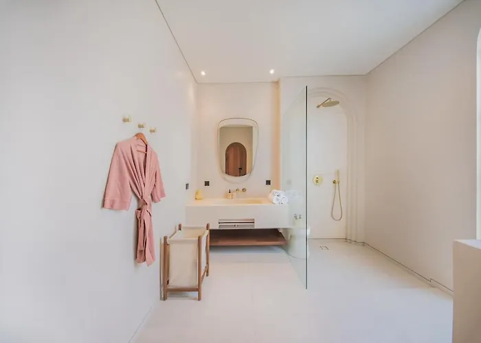 Parisian New 2br Luxury 8mins Walk To Villa *