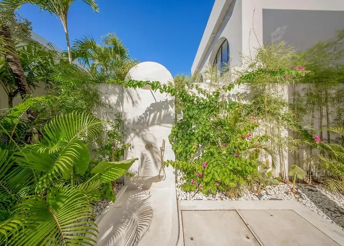 Villa Parisian New 2br Luxury 8mins Walk To