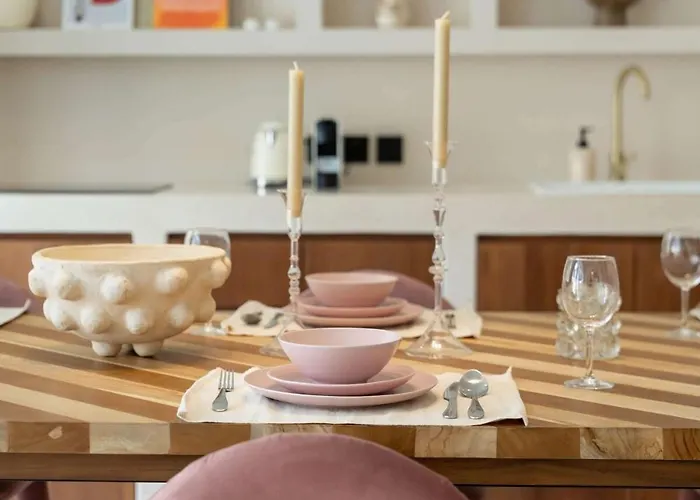 Villa Parisian New 2br Luxury 8mins Walk To